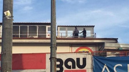 Doi bărbați au sigilat cabinele TV de pe stadion, indispensabile transmisiei meciului. Reacția lui Lipă: "Vreau să cred că e o glumă". Ce spune Negoiță despre conflictul cu Badea | DOVADA FOTO