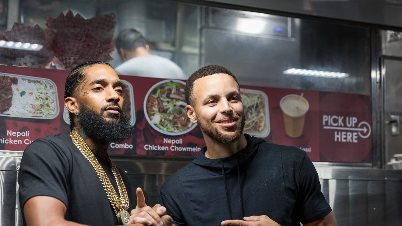 FOTO | Sportul e alături de familia rapperului ucis în Los Angeles! Cum l-au omagiat numele mari din NBA pe Nipsey Hussle, artistul împușcat de cinci ori în fața magazinului său din Crenshaw

