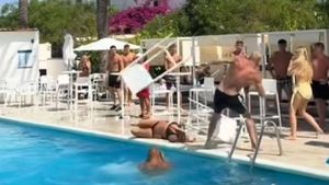 S-a aflat cine e bărbatul care i-a dat cu scaunul în cap unei femei în bătaia din stațiunea preferată a milionarilor români