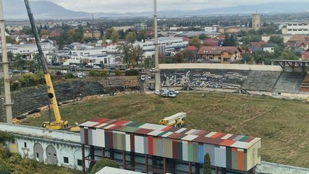 Sfârșitul unei ere! A început demolarea stadionului Tineretului din Brașov