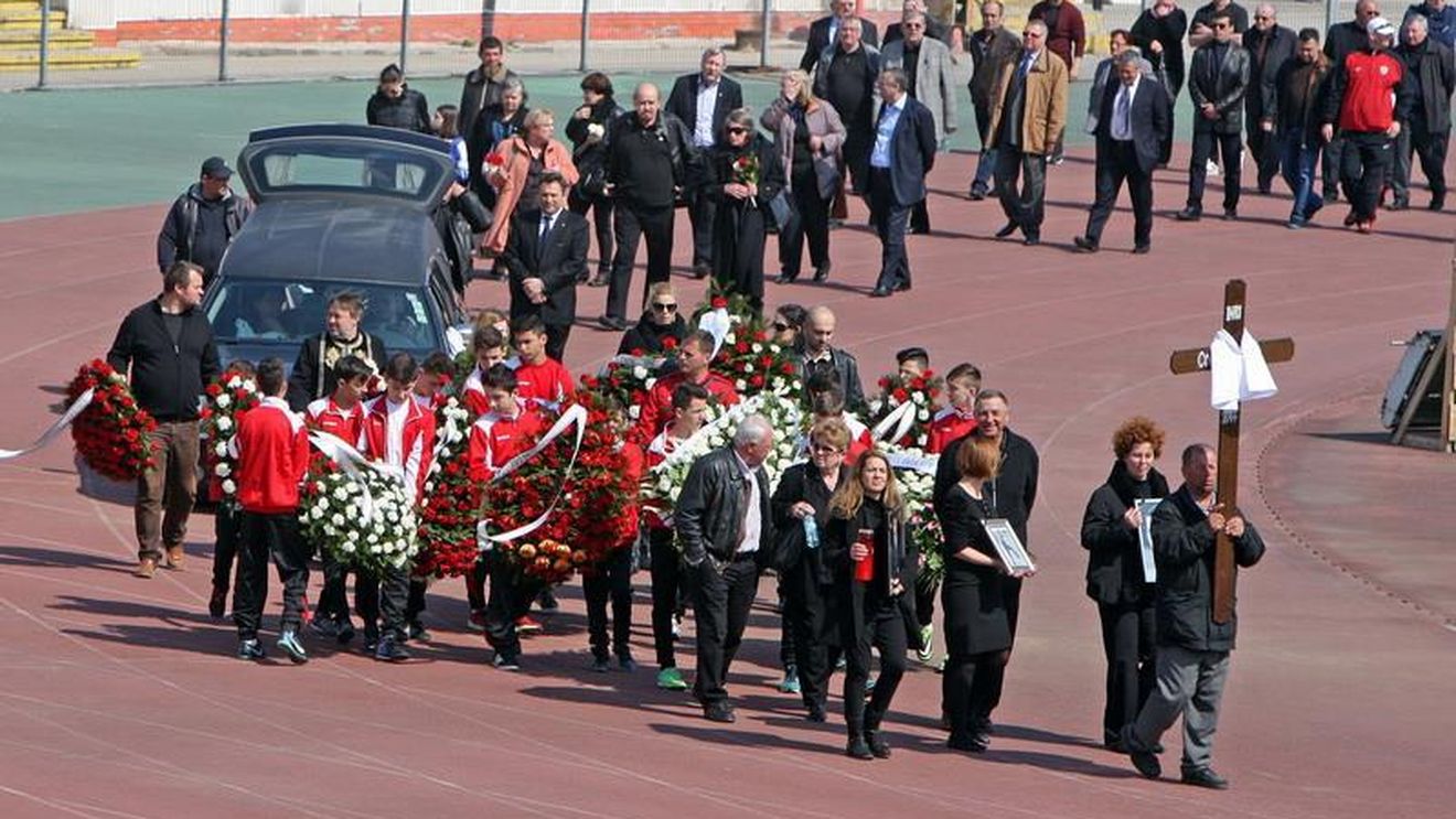 GALERIE FOTO Deleanu a fost condus pe ultimul drum. Mașina în care se afla trupul neînsuflețit al fostului dinamovist a făcut un tur al arenei din "Ștefan cel Mare"