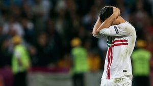 "De ce EU?!" Ronaldo a rămas STANĂ‚ DE PIATRĂ‚ după golul lui Fabregas!** Cuvântul repetat OBSESIV de CR7 pe gazon, în timp ce spaniolii se bucurau