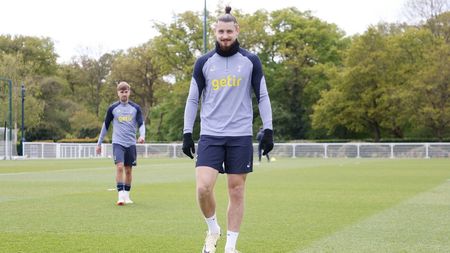 Radu Drăgușin nu s-a mai putut stăpâni pe banca de rezerve și camerele TV l-au surprins, în Liverpool - Tottenham 4-2, când nu se aștepta să fie filmat! Românul deja nu se mai ascunde