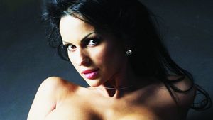 Interviu cu femeia cu pieptul de 100 de cm! Cu ce echipă ține?