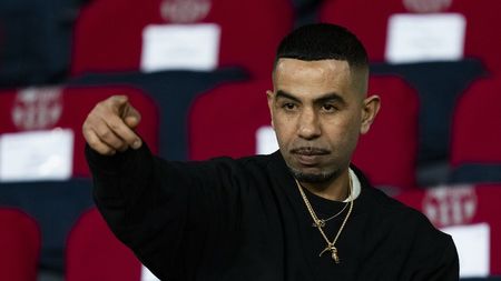 Tatăl puștiului care câștigă 45.000 de euro pe zi strânge cutii de carton de pe stradă: „Le vând la 8 eurocenți kilogramul”