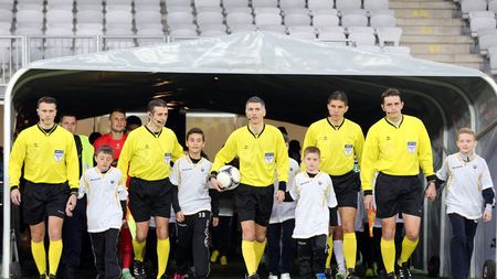 S-a renunțat la sistemul cu 6 arbitri. Cluburile au refuzat să mai achite sumele pentru cei doi adiționali