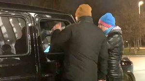 Dan Petrescu a aruncat cu banii după remiza cu FCSB! „Nea Dane, ne dai și nouă să bem o bere?” Gestul surprinzător al antrenorului campioanei | VIDEO EXCLUSIV