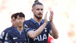 Radu Drăguşin, salvat de transferul la Chelsea Londra! Noul manager, Enzo Maresca, l-a convins pe jucător să renunțe la Tottenham şi să semneze cu echipa de pe Stamford Bridge: românul va avea un concurent în minus la Spurs
