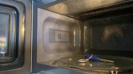 De ce își lasă tot mai mulți șoferi cheile de la mașină în cuptorul cu microunde