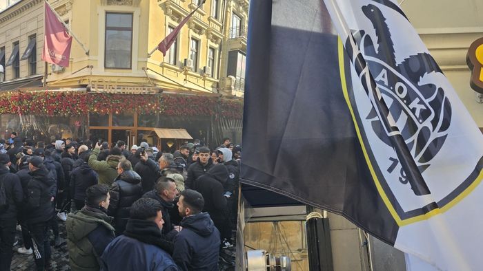 Cum au petrecut fanii lui PAOK în Centrul Vechi înaintea meciului decisiv cu FCSB. În drumul spre Arena Națională, suporterii echipei lui Răzvan Lucescu sunt monitorizați din elicopter