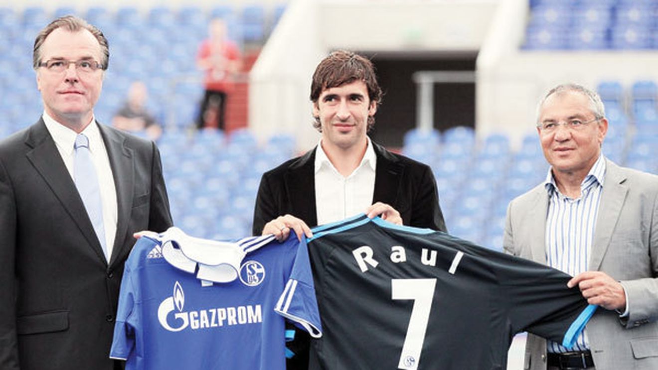 Bossul lui Schalke plătește 5.000 de români!** În vacanță vânează mistreți împreună cu amicul Țiriac la Balc