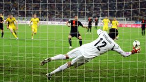 Schimbări majore în regulament, începând cu Euro 2016! Ce decizie trebuie să ia arbitrul dacă executantul unui penalty se oprește înainte să bată