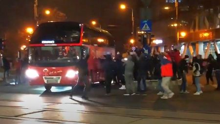 Fanii lui Dinamo, spectacol cu torțe și fumigene în mijlocul Bucureștiului! Suporterii au blocat autocarul și au cerut victoria cu CFR Cluj | VIDEO
