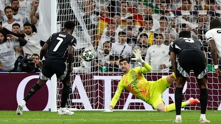 Nebunie la Madrid! Saka a ratat un penalty, după ce a încercat să-i dea scăriță lui Courtois