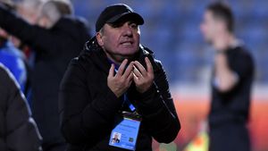 Cum a fost surprins Gică Hagi de camerele TV imediat după ce Gloria Buzău a marcat golul care a îngenuncheat-o pe Farul! Foarte rar e văzut „Regele” într-o astfel de ipostază