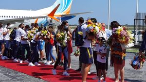 Lotul de canotaj, care a obţinut o medalie de aur şi două de argint la JO, a revenit în ţară. Elisabeta Lipă, atac asupra unui ministru din cabinetul Cîțu | FOTO & VIDEO