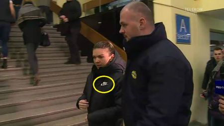 Gluma zilei după ce Halep a fost surprinsă purtând o geacă Nike: "Scuză-mă, Simona, dar te-ai murdărit pe geacă! Ah, nu..."