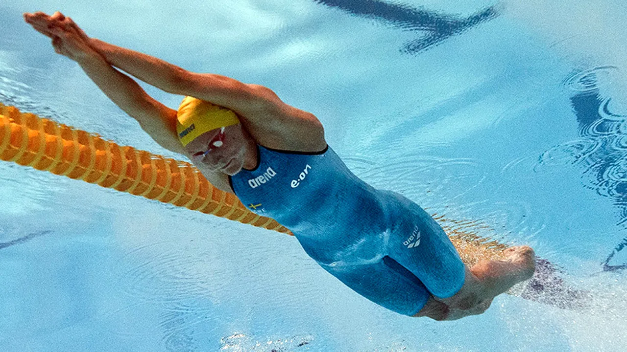 Record mondial la înot pe un stadion de fotbal. Suedeza Sjostorm a făcut o cursă de senzație în proba de 100 metri fluture a CM de la Kazan 