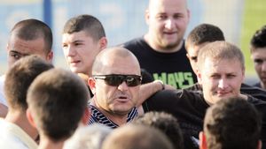 Patronul îi urechează** pe ultrași