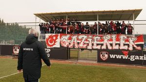 Marius Șumudică și Alexandru Maxim, „sub asediul fanilor”. Imaginile zilei în Turcia |  FOTO