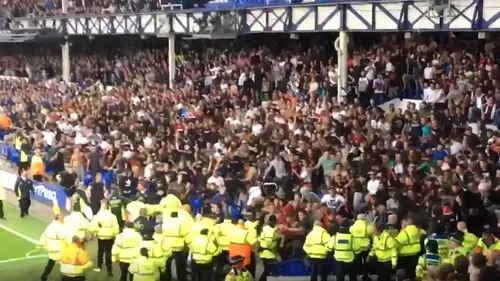 Nebunie pe Goodison Park! VIDEO | Fanii lui Hajduk Split au făcut haos în timpul meciului cu Everton. Croații au vrut să intre pe gazon și au fost opriți cu greu