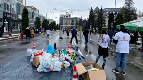 FOTO | Eveniment caritabil pe străzile din Piatra Neamț. CSM Ceahlăul a intrat la joc într-un amical cu echipa de futsal a orașului și a dat o mână de ajutor