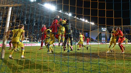 Cum arată glezna portarului de la Petrolul. Sacrificiul făcut de Raul Bălbărău pentru a juca în meciul cu FCSB. FOTO EXCLUSIV