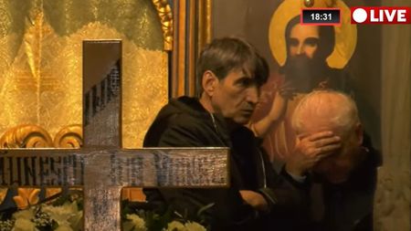 🚨 Pelerinaj la catafalcul lui Viorel Păunescu, fostul președinte al Stelei. Victor Pițurcă și Anghel Iordănescu, dărâmați! Frații Becali au trimis și ei coroane