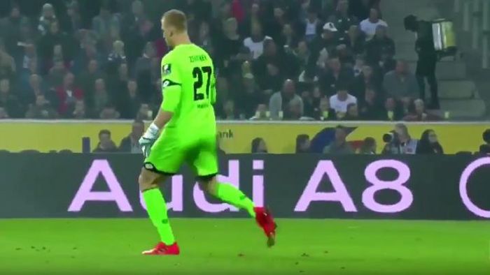 Fotbal imaginar :)) VIDEO | Portarul lui Mainz, colegul lui Maxim, a oferit o fază de cascadorii râsului! Colegii de pe bancă s-au prăpădit de râs