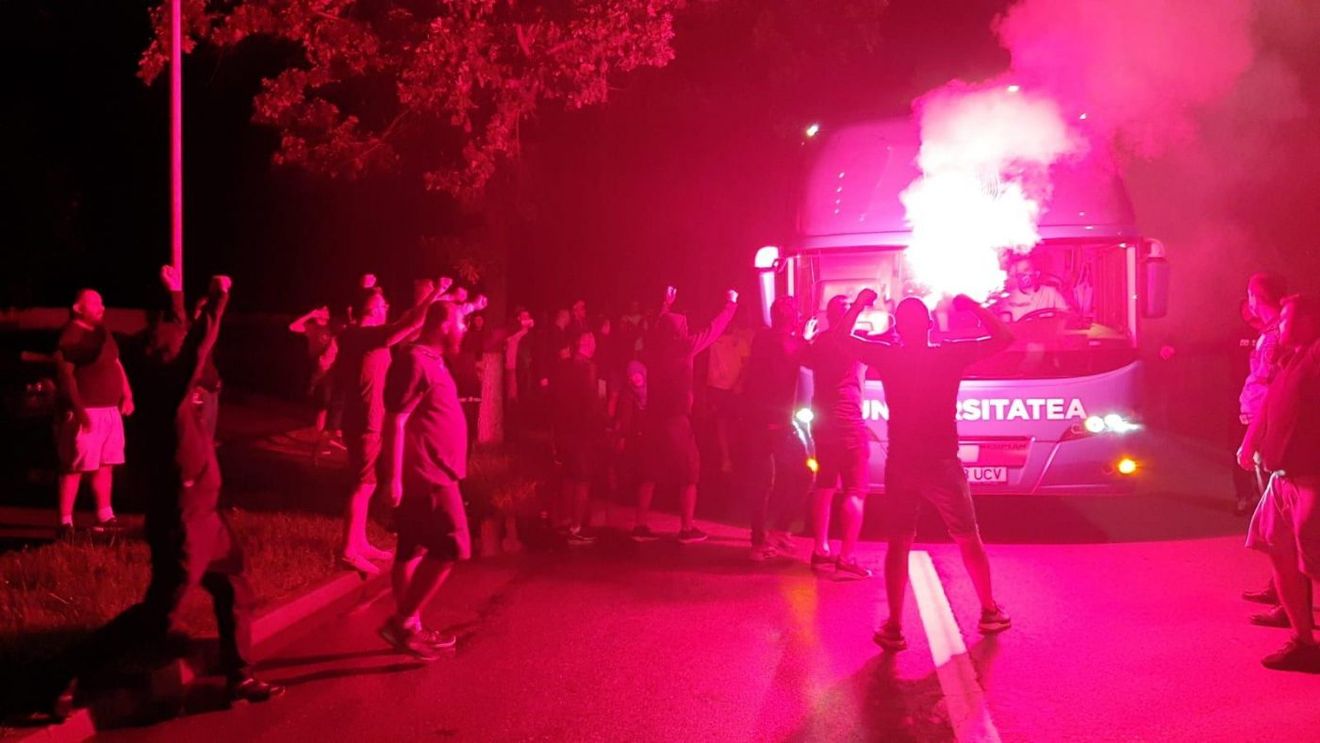 Suporterii Universităţii Craiova n-au tolerat încă o ruşine europeană: „Mercenarilor, vă rupem picioarele!”