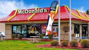 Fast-fotbal! FOTO | Fotbalistul prezentat oficial într-un restaurant McDonald's