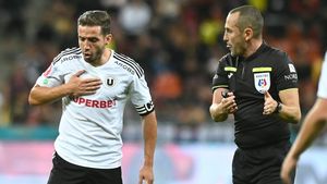 Alexandru Chipciu se năpustește asupra fanilor care i-au strigat că vor să-i abuzeze copiii! Reacție violentă a fotbalistului agresat