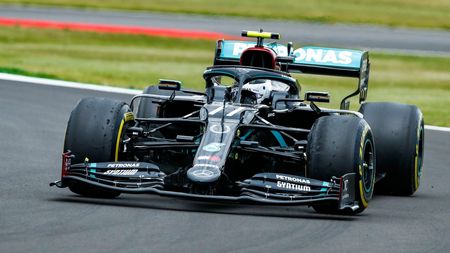 Surpriză pe circuitul de Formula 1 de la Silverstone. Britanicul Lewis Hamilton a pierdut prima poziție pe grila de start pentru 6 sutimi de secundă