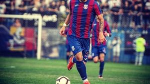 Artist pe gazon, artist și în izolare! Golgeterul Stelei, exercițiu de stabilitate și coordonare alături de sora sa | VIDEO