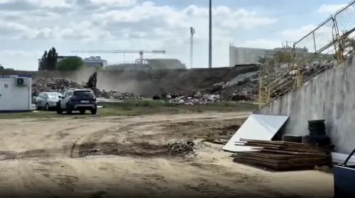 Morman gigantic de pământ şi moloz, din tribuna VIP. Aşa arată acum locul unde va fi construită „bijuteria Banatului” de 130.000.000 de euro