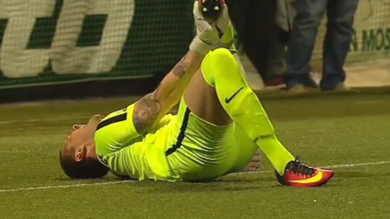 FOTO | Accidentare groaznică în Liga 1. Ce a pățit Grahovac după ce a ieșit pe o centrare