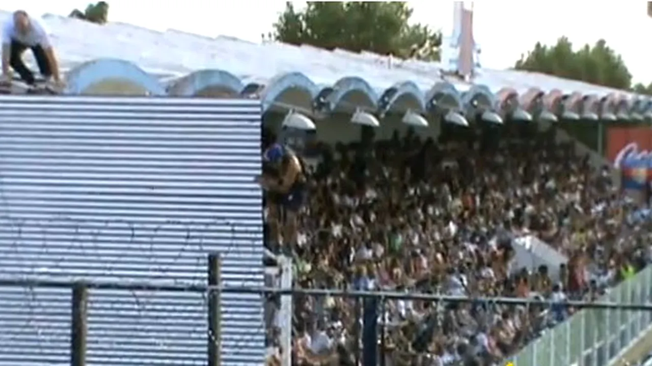 VIDEO Un fan ireal de STUPID la Tigre - Boca:** s-a urcat pe ACOPERIȘUL arenei ca să râdă de rivali! În final, a fost scos pe targă