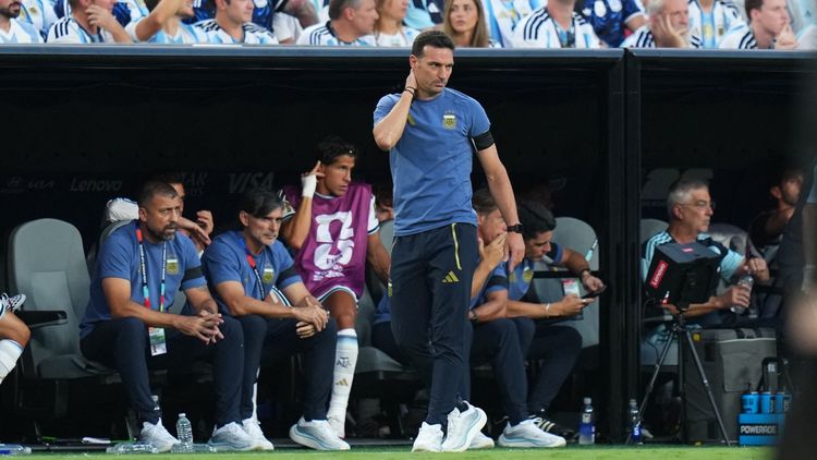 CM 2026 Dezvăluirea surprinzătore a selecționerului Scaloni înainte de semifinala Anglia – Argentina: „M-am gândit să renunț la mai mulți fotbaliști din lot”