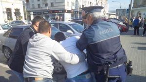 Incidente în fața primărei Craiovei, suporteri ai Universității au fost reținuți! Olguța Vasilescu: "Unii rămân cu înjurăturile, alții cu stadionul!"