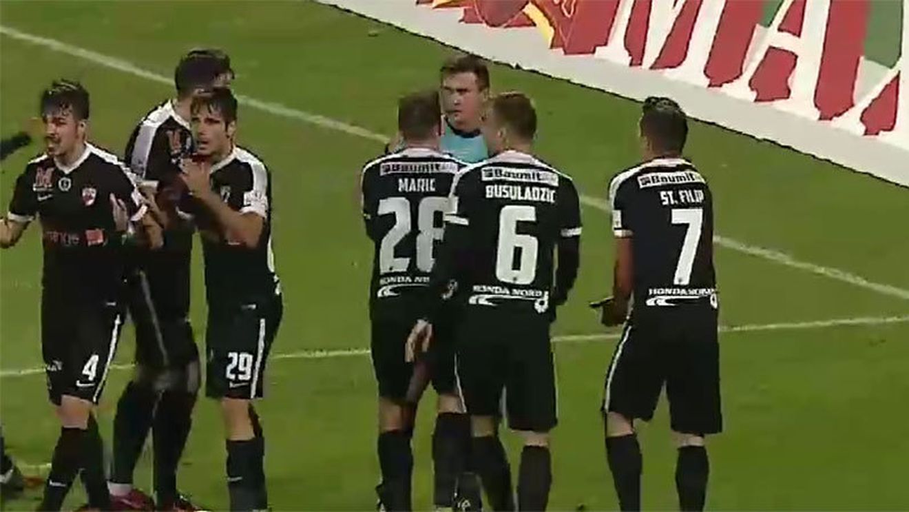 Dinamoviștii au făcut scandal după meciul cu Astra: un geam de la vestiarul arbitrilor a fost spart! "O să plătiți voi!"