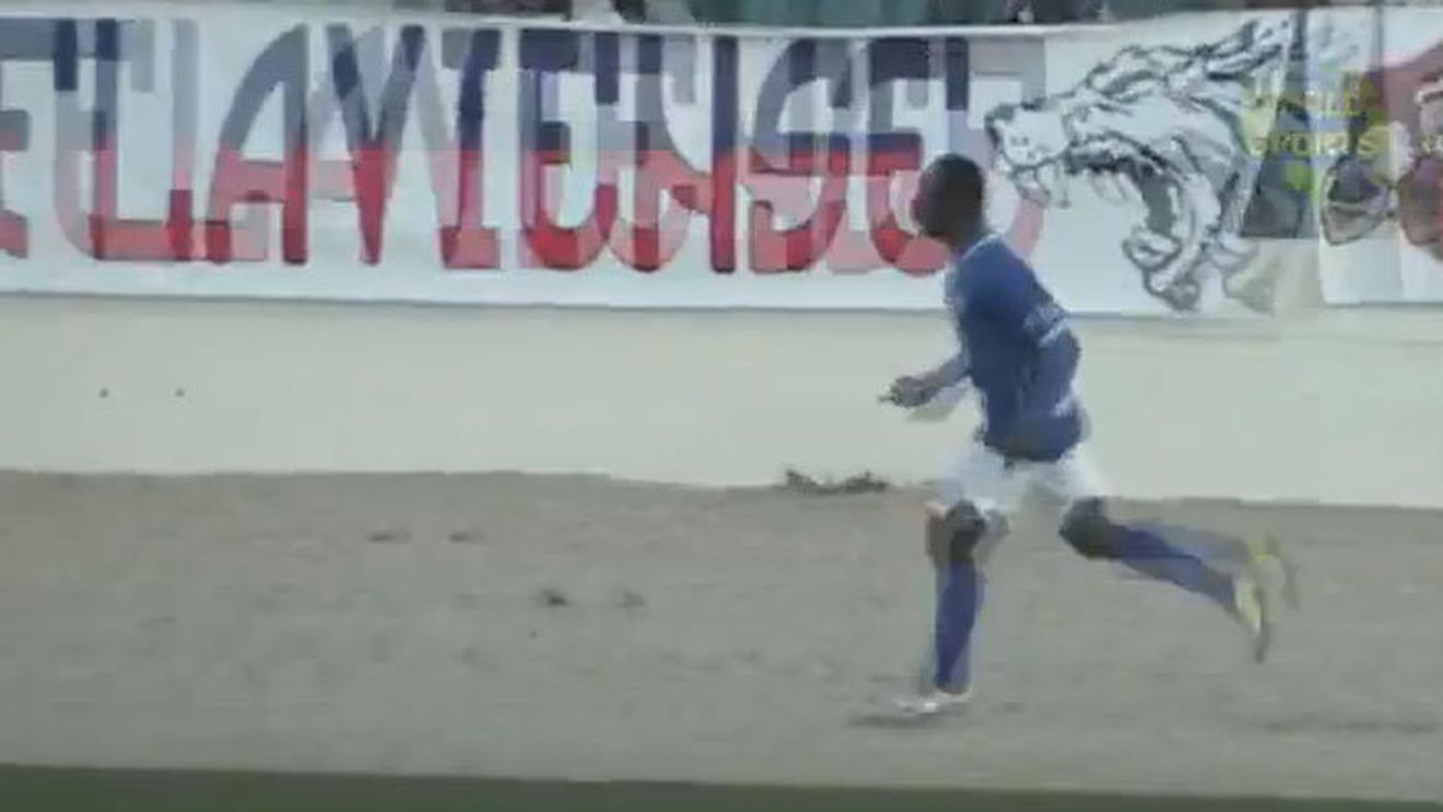 VIDEO | O altfel de celebrare a unui gol. Un jucător și-a dat jos pantalonii jos în fața galeriei adverse. Reacția arbitrului