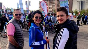 REPORTAJ | Plutonul matinal în formă de "L" la MAREA PEDALARE. Cristina Toma, Alexandra Predescu și Vali Tomescu au dat startul
