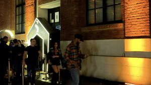 Continuă scandalul amoros în care e implicat jucătorul care a câștigat titluri la CFR Cluj și s-a despărțit cu scandal de FCSB! În „peisaj” a intrat și o fostă concurentă de la Casa Iubirii