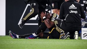 Calvarul lui Paul Pogba e fără sfârșit! Imaginile cu durerea lui au înmărmurit Italia: a intrat pe teren titular după 390 de zile, dar a trebuit să fie schimbat după numai 24 de minute după ce s-a accidentat din nou!