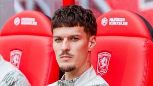 Transferat cu surle şi trâmbițe, Dennis Man a fost doar rezervă la primul meci al lui PSV. Antrenorul a spus de ce nu l-a băgat, de fapt, nici măcar un minut pe român