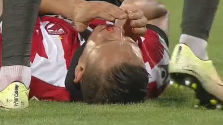 Momente foarte tensionate la CS U Craiova - Dinamo. Arbitrul a eliminat doi jucători în prima repriză