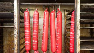 Din ce era făcut parizerul pe vremea lui Nicolae Ceaușescu! Milionarul Mitică Dragomir dezvăluie cum umplea o mașină frigorifică de la abator cu sute de kilograme de carne