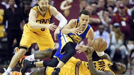 VIDEO | La 48 de minute de victorie! Warriors a învins-o din nou pe Cleveland și e la un pas de primul titlu după 40 de ani. LeBron, triple-double inutil