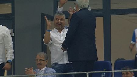 Președintele lui CS U Craiova, Marcel Popescu, explicație halucinantă după ce a făcut gesturi obscene în timpul meciului cu Viitorul: "E absolut normal să fac astfel de semne, atât timp cât cei cărora le sunt adresate nu se simt lezați și jigniți"