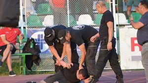 GALERIE FOTO | De unde au pornit incidentele de la finalul meciului Sepsi - Dinamo. Ce s-a întâmplat cu adevărat înainte ca fanii "câinilor" să rupă gardul peluzei și să încerce să intre pe gazon